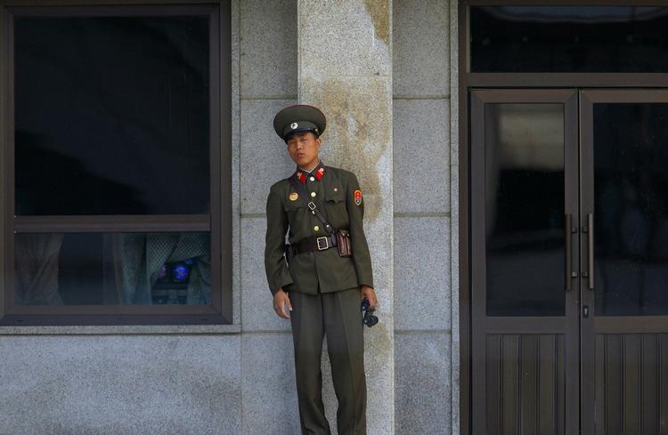 En nordkoreansk soldat står vagt i byen Panmunjom, i den demilitariserede zone nord for Seoul, som har delt Syd- og Nordkorea siden Koreakrigen. 