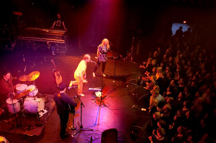 Med band. Bonnie Prince Billy var mere en del af bandet end solist på Vega. Foto: Miriam Dalsgaard 