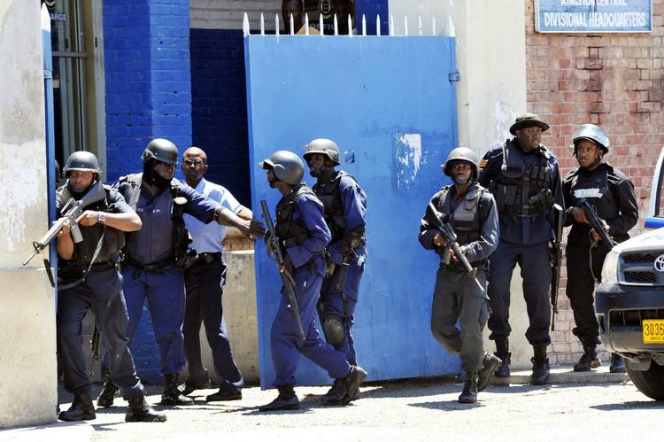 Gadekamp. Soldater og politi har været i hård kamp mod bevæbnede bander i Kingston på Jamaica. 