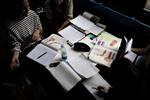 Nervøse. Studerende sidder og sveder over eksamenslæsningen på Københavns Universitet. De er bange for, at regeringens spareplaner går ud over deres undervisning. 