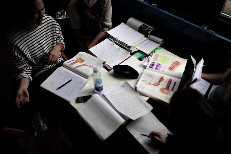 Nervøse. Studerende sidder og sveder over eksamenslæsningen på Københavns Universitet. De er bange for, at regeringens spareplaner går ud over deres undervisning. 