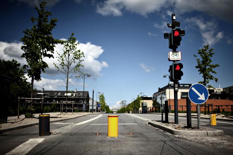 BUSSLUSE. En pullert hindrer gennemkørende trafik mellem Operaen og Prinsessegade. Nu vil Region Hovedstaden have en løsning, så vejspærringer i hovedstadsområdet kan åbnes af udrykningskøretøjer. 