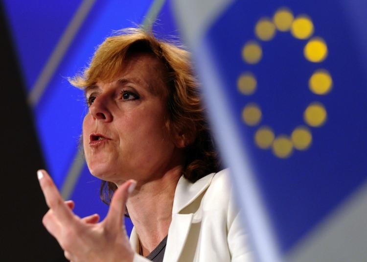 Klimaconnie. EU bør sætte mere ambitiøse klimamål, mener den danske EU-kommissær Connie Hedegaard, der her præsenterer en rapport om mulighederne for nedsætte EU's CO2-udslip med 30 procent i 2020. 