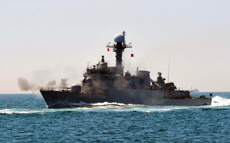 patruljebåd. Sydkorea har i øjeblikket gang i en massiv flådeøvelse. Målet er formentlig at skræmme Nordkorea fra yderligere angreb efter at Nordkorea er blevet beskyldt for at have sænket et sydkoreansk militærskib 26. marts i år. 