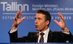 Vanskeligt. Anders Fogh Rasmussen erkender, at det kan være svær at argumentere for sociale besparelser, samtidig med at militæret slipper for sparekniven. (Arkivfoto) 