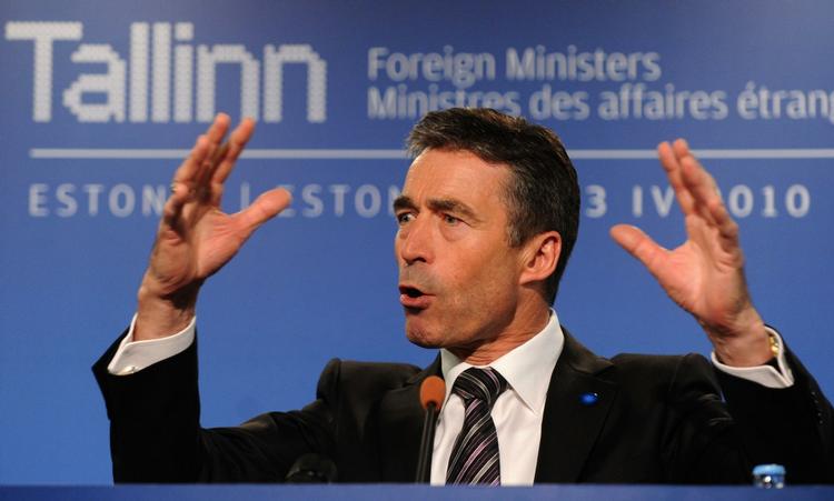 Vanskeligt. Anders Fogh Rasmussen erkender, at det kan være svær at argumentere for sociale besparelser, samtidig med at militæret slipper for sparekniven. (Arkivfoto) 