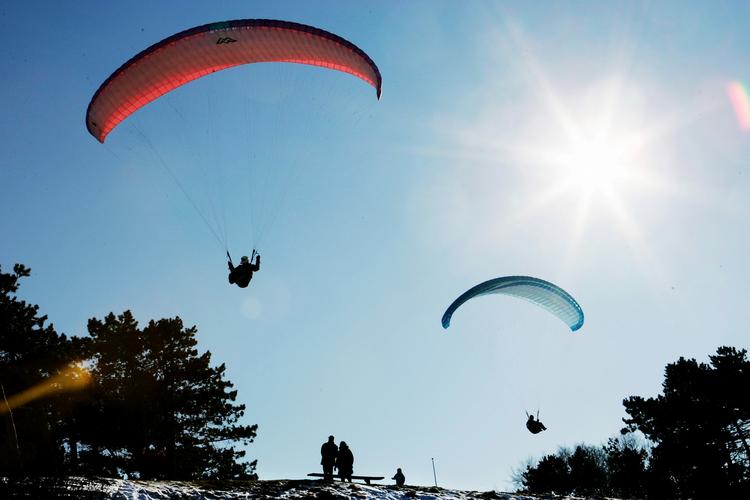 Luftglider. Det er sådan, en paraglider ser ud. Biledet fra taget ved en tidligere lejlighed ved Gilbjerg Hoved ved Gilleleje. 