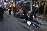 Tilbageholdt. Amnesty kritiserer i sin årsrapport blandt andet Danmark for overdreven magtanvendelse under klimatopmødet, hvor 968 demonstranter blev tilbageholdt. (Arkivfoto) 