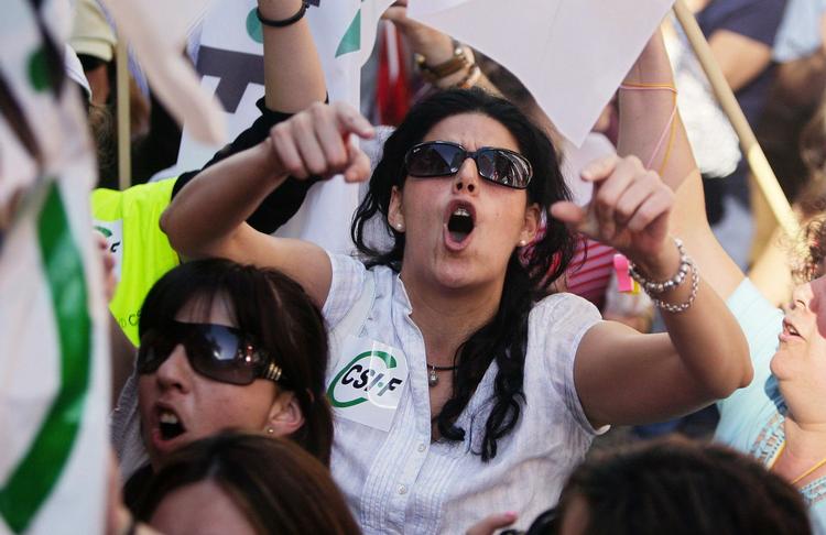 Upopulært. Regeringens spareplaner har tidligere medført protester i Spanien. Billedet er fra en demonstration for en uge siden. 