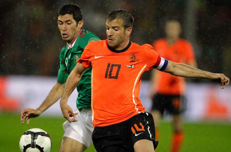 kreativ. Rafael van der Vaart stod bag det fremragend eoplæg til Robin van Persies første mål. 