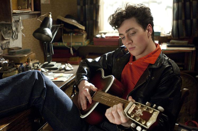 FØLSOM. Fra sin hæsblæsende performance som nørdet super-antihelt i ’Kick Ass’ til sarkastisk, men blød ung mand med guitar i legendernes Liverpool er 19-årige Aaron Johnson et fantastisk vidtfavnende fund i britisk film. Her som John Lennon.  Foto: Nordisk Film 