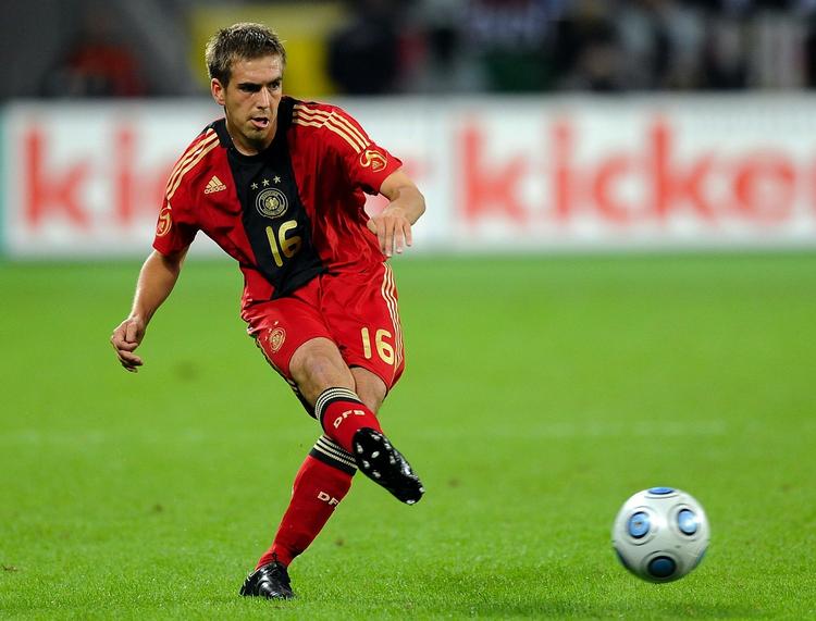 Anfører. Lahm er trods sine  64 landskampe ikke den mest rutinerede spiller i truppen, men da angriberen Miroslav Klose (94 kampe/48 mål) ikke kan være sikker på en plads i startopstillingen, har landstræneren valgt Bayern-backen. Arkivfoto. 