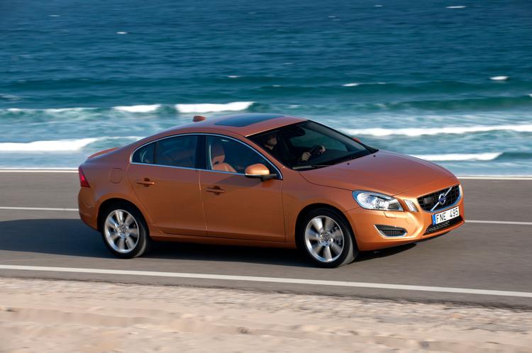 Kompakt. Volvo S60 byder på glimrende plads på de forreste sæder, hvorimod det går mere knebent til på bagsædet. 