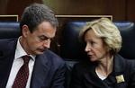 Flertal. Spaniens ministerpræsident, Jose Zapatero, stikker hovedet sammen med sin finansminister, Elena Salgado, under diskussionen i parlamentet. 