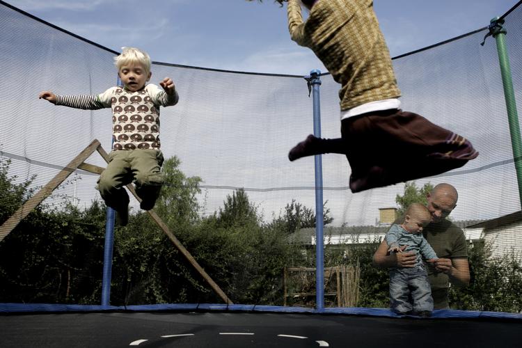 Når to springer på trampolinen - særligt to af forskellig størrelse og alder - går det let galt. Den tungeste kan sende den letteste af sted som med katapult. 