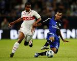 usikker. Eric-Maxim Choupo Moting (til højre) er født i Tyskland,  ejet af Hamburger SV og er i øjeblikket udlejet til Nürnberg. Arkivfoto. 