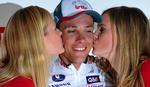 sandwich. Philippe Gilbert bliver kysset fra to sider efter sejr i Amstel Gold Race i april. Arkivfoto. 
