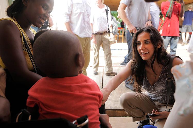 Helgener. Siden jordskælvet i Haiti 12. januar i år er alverdens superstjerner valfartet til øen for at hjælpe. Skuespillerinden Demi Moore var en af stjernerne. 