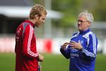 planen. Når fysikken er på plads, kan Søren Olsen måske bidrage med nogle af de mål, Morten Olsen har fået så mange af fra den lange angriber. Arkivfoto. 