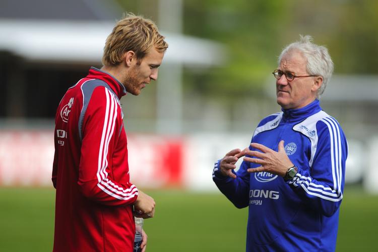 planen. Når fysikken er på plads, kan Søren Olsen måske bidrage med nogle af de mål, Morten Olsen har fået så mange af fra den lange angriber. Arkivfoto. 