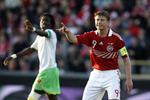 anfører. Jon Dahl Tomasson havde flere chancer under kampen mod Senegal, men kampen vil blive husket for Simon Kjærs knæskade. 