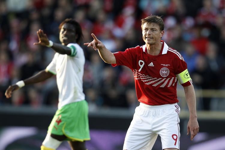 anfører. Jon Dahl Tomasson havde flere chancer under kampen mod Senegal, men kampen vil blive husket for Simon Kjærs knæskade. 