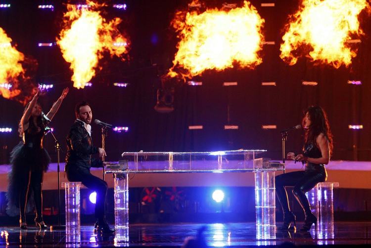Paula Seling &amp; Ovis ildnummer 'Playing with fire' sendte Rumænien i finalen. 