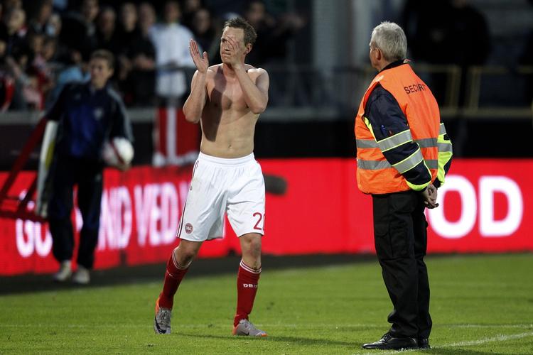 TILBAGEBETALING. En af tilskuerne fik både scoringen til 2-0 og spillertrøjen af Thomas Enevoldsen. 