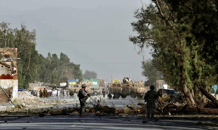 sikkerhed. Amerikanske soldater sikrer her et område efter at der i går blev fundet sprængstoffer i et køretøj nær flyvebasen i Jalalabad i Afghanistan. I alt 1.000 amerikanske har nu mistet livet i forbindelse med krigen i Afghanistan. 