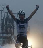 Klima. Da Chris Anker Sørensen kørte først over stregen på Giroens 8. etape skete det i kolossal tåge og kulde. Arkivfoto. 