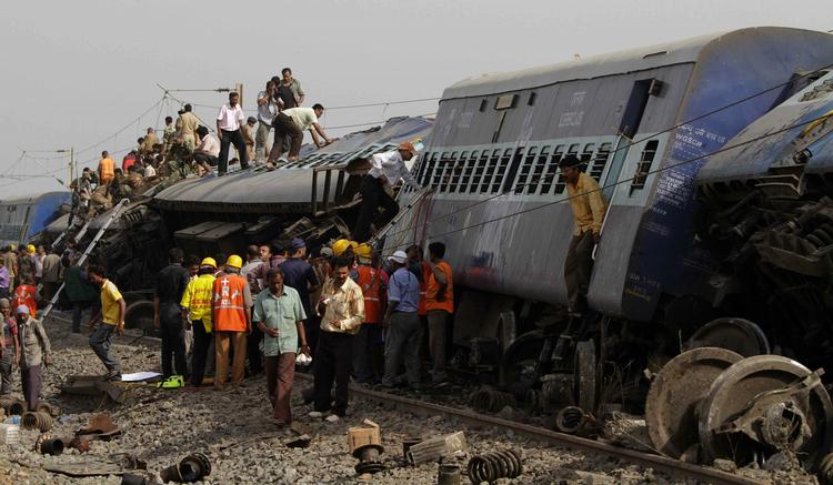 Afsporet. Togulykken i Indien, som foreløbig har kostet 65 liv og over 200 sårede, er muligvis udløst af sabotage. 