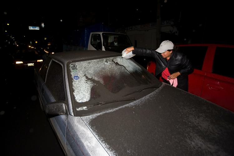 asketæppe. Guatemala By er indhyllet i et otte centimeter tykt asketæppe. Det er vulkanen Pacaja, der er i udbrud 25 kilometer fra hovedstaden. 