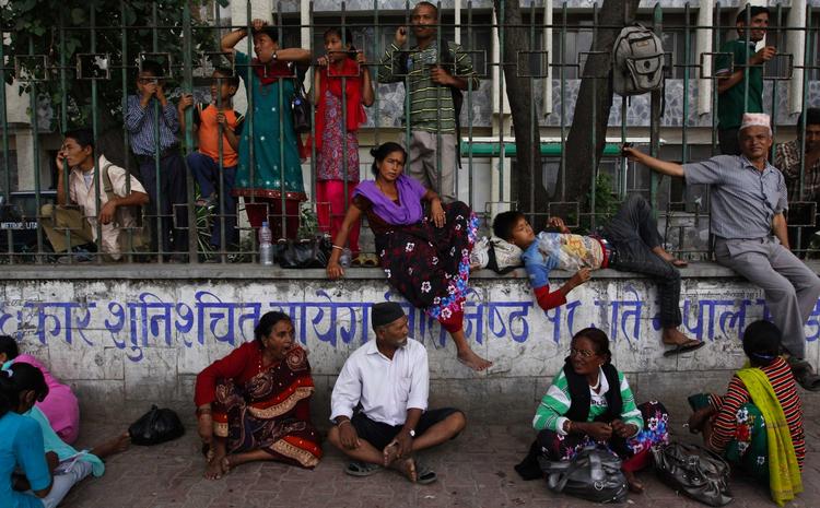 dødvande. For blot få år siden var Nepal på randen af borgerkrig. For to år siden faldt der så meget ro over gemytterne, at også oprørshæren - maoisterne - kom ind i den politiske varme. Nu er den demokratiske proces gået i stå igen. Foto: AP 