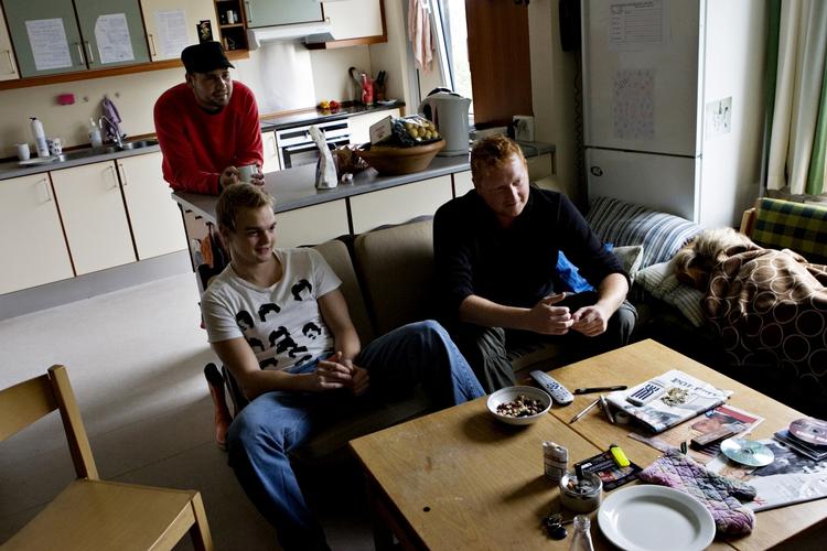 Generationskløft. Unge er ikke så autoritetstro som deres ældre medborgere. Det anslås, at hver femte mellem 18 og 29 har skrevet under på en papirkontrakt uden at læse den først. 