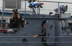KRIGSFOD. Nordkoreanske soldater holder øje med anden side af grænsen. 