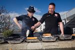 Grillmestre. Morten Westh (tv.) og Eddy René van Bragt fra grilllands- holdet ville kun kippe med hatten for én af engangsgrillerne, der blev blind- testet på sidstnævntes tagterrasse i Greve. Til gengæld blev Cookware fra SuperBrugsen belønnet med 5 tjektegn. 