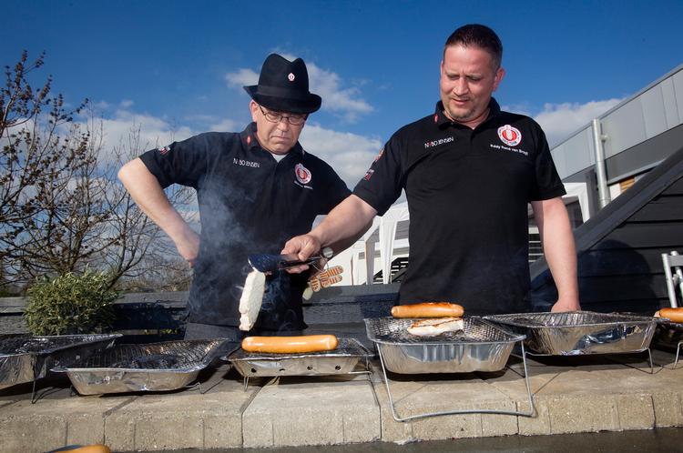 Grillmestre. Morten Westh (tv.) og Eddy René van Bragt fra grilllands- holdet ville kun kippe med hatten for én af engangsgrillerne, der blev blind- testet på sidstnævntes tagterrasse i Greve. Til gengæld blev Cookware fra SuperBrugsen belønnet med 5 tjektegn. 