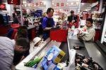 Nu er rabatkuponer blevet lovlige i Danmark. Men om vi skal til at klippe ud, samle sammen og bruge papirlapperne som betalingsmiddelk i butikkerne, er endnu usikkert. Dagligvarekæderne har hidtil afvist systemet. Arkiv 