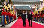 TOPMØDE. Kinas ministerpræsident Wen Jiabao (tv) sammen med den sydkoreanske præsident Lee Myung-Bak under statsbesøget i Seoul. 