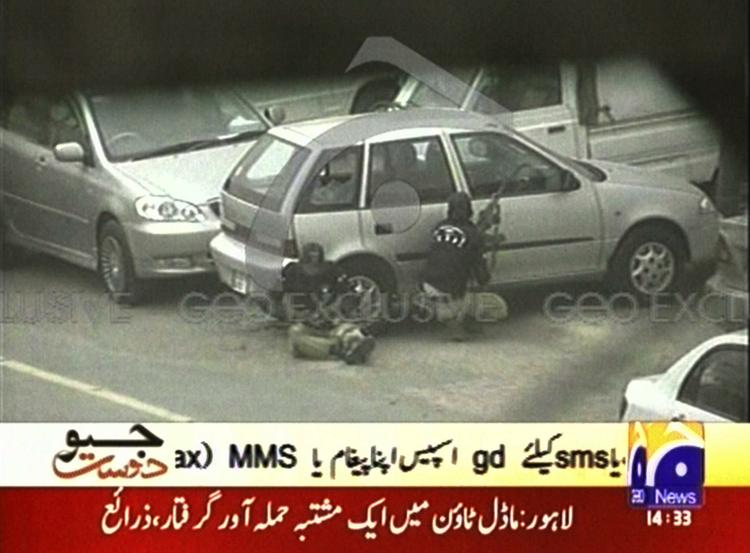 OPGØR. Politifolk under kampene med moskeangriberne i Lahore. Foto fra pakistansk tv. 