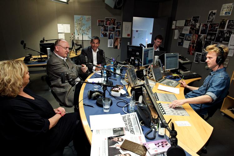 jury-votering. Fra venstre medvært Karen Thisted, chefredaktør Tøger Seidenfaden, generaldirektør Kenneth Plummer, Bagsideredaktøren og vært Huxi Bach. Foto: Jens Dresling
