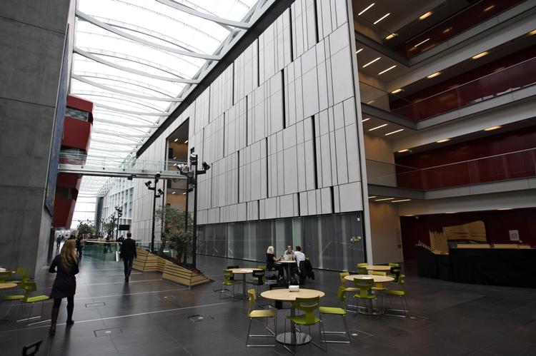 Umuligt. »De sidder guddødemig og vil prøve at fortælle os, at vi for det første skal fratages millioner, for det andet skal vi lave det samme«, lyder det fra koordinerende tillidsmand på DR-nyheder, Dines Bohrtmann. Foto fra DR Byen. 