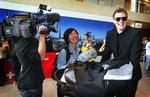 Populær. Et japansk tv-hold var også dukket op ved landsholdets afrejse. Bendtner ville ikke tage sine solbriller af, selvom de japanske seere ifølge journalisten gerne ville se hans smukke øjne. 