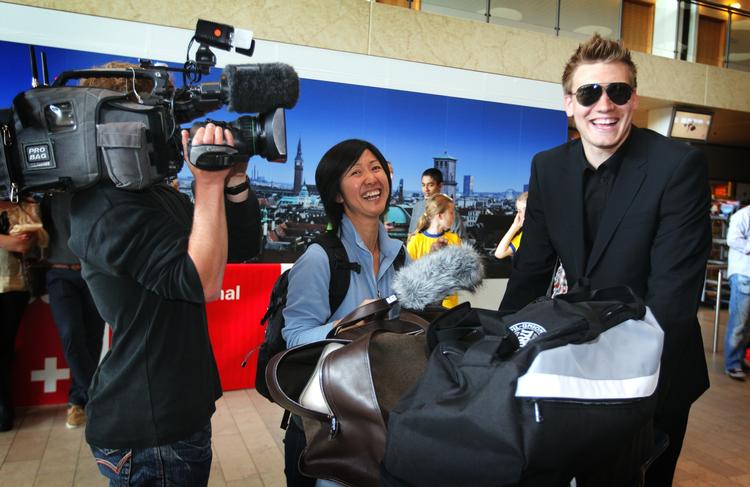 Populær. Et japansk tv-hold var også dukket op ved landsholdets afrejse. Bendtner ville ikke tage sine solbriller af, selvom de japanske seere ifølge journalisten gerne ville se hans smukke øjne. 