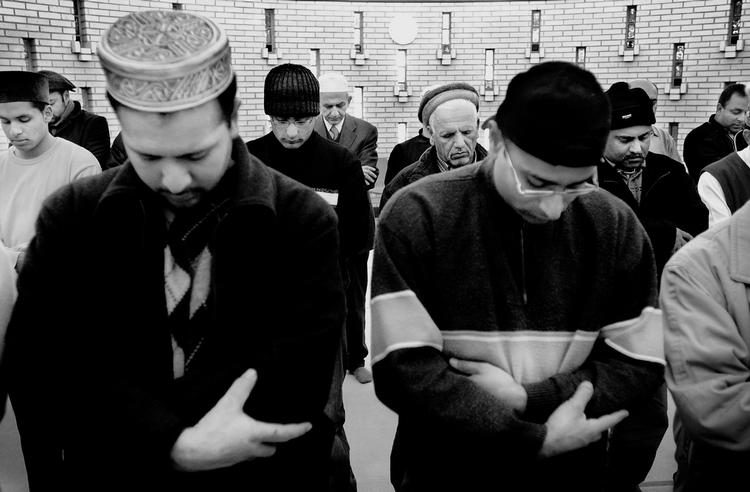 Sorg. Danske Ahmadiyya-muslimer sørger over sårede og døde familiemedlemmer og venner fra terrorangrebet i Pakistan. Her et arkivfoto fra Danmarks eneste moské - Ahmadiyya-moskéen i Hvidovre. 