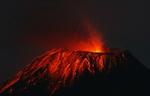 Aktiv. Tungurahua-vulkanen begyndte at spytte aske og sten op i vejret kort før midnat fredag. 