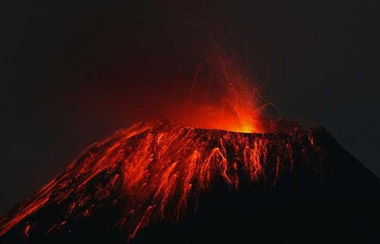 Aktiv. Tungurahua-vulkanen begyndte at spytte aske og sten op i vejret kort før midnat fredag. 
