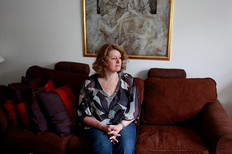 Det med småt. Efter at være blevet snydt for efterlønsindbetaling i årevis  ved en fejl er sosu-assistent Anette Vold blevet bedre til at få læst sine kontrakter igennem. Men det kan stadig smutte. 