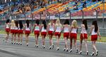 show-time. Formel 1 er støj og lynhurtige biler, men I Tyrkiet trak også en række modeller op før tidskørslerne blev indledt i dag. 