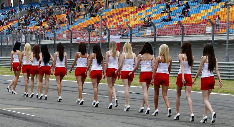 show-time. Formel 1 er støj og lynhurtige biler, men I Tyrkiet trak også en række modeller op før tidskørslerne blev indledt i dag. 